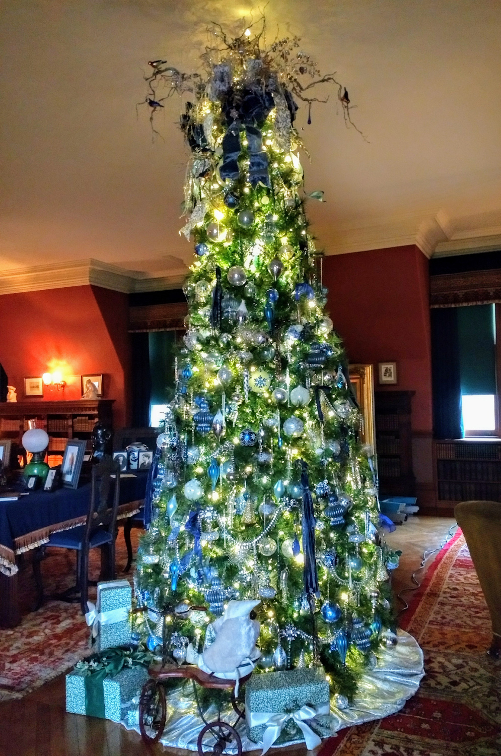 Decorated tree in 3rd Floor Living Hall
